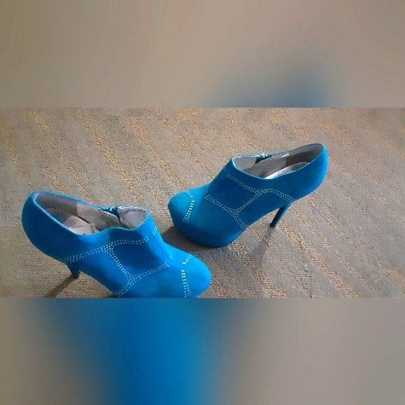 Super cute silver studded bedazzled 5+heels brand new never worn - Picture 2 of 2